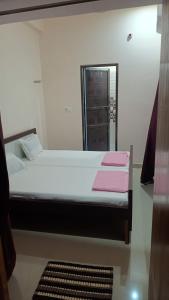 ein kleines Schlafzimmer mit einem Bett mit Spiegel in der Unterkunft Shri Ram Bhavan Homestay in Varanasi + 4 Fotos