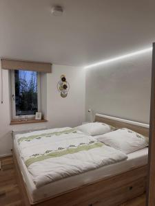 Giường trong phòng chung tại Alex' Apartments Waldharmonie