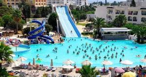 Soviva的一座大型游泳池,里面有人在水上公园里