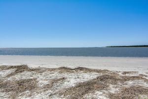 una spiaggia con un mucchio di sabbia e acqua di Pelican Watch 1350 a Seabrook Island