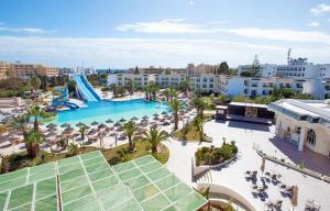 Soviva的带游泳池的度假村的鸟瞰图