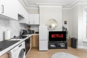 Kuchyň nebo kuchyňský kout v ubytování Modern 2bed Flat 5 min walk to Brixton & Clapham