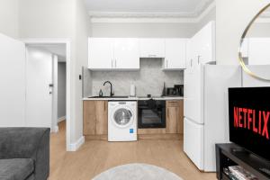 Kuchyň nebo kuchyňský kout v ubytování Modern 2bed Flat 5 min walk to Brixton & Clapham