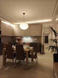 阿尔卜Veduta Ta Pinu Apartments with Stunning Views Garden Sauna Pool and Gym的厨房兼餐厅，配有桌椅