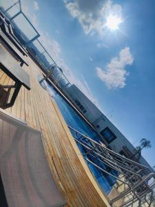 uma rampa de skate com o sol no céu em Flat Expo Anhembi WiseSP Accommodations em São Paulo