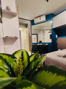 a room with a room with a bed and a table at Flat Expo Anhembi WiseSP Accommodations in São Paulo +19 photos