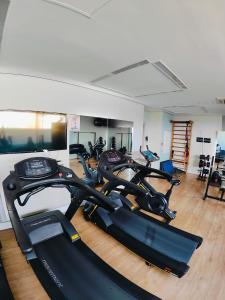 a gym with several treadmills and a treadmill at Flat Expo Anhembi WiseSP Accommodations in São Paulo