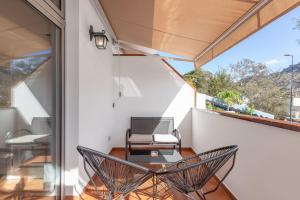 Camera con tavolo e sedie sul balcone. di Vv Caracola a Puerto de Mogán