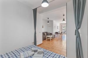 una camera da letto con un letto e un soggiorno di Vv Caracola a Puerto de Mogán