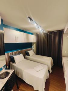 um quarto de hotel com duas camas e uma mesa em Flat Expo Anhembi WiseSP Accommodations em São Paulo