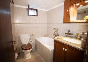 Un baño de Kitta Mani Towerhouse - Mountain Views & Garden 32 fotos más