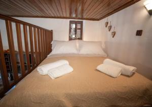 Una cama o camas en una habitación de Kitta Mani Towerhouse - Mountain Views & Garden