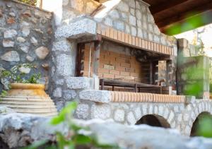 Kitta Mani Towerhouse - Mountain Views & Garden في Koíta: نموذج لمبنى حجري مزود بفرن من الطوب +32 صورة