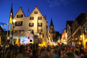 a crowd of people on a street in front of a building at Ferienwohnungen Uhrturm in Oppenheim