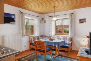 a kitchen and dining room with a table and chairs at Ferienwohnung Alpspitze in Grainau