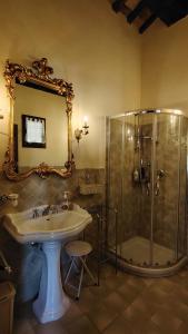 Phòng tắm tại Borgo Storico Cisterna +64 ảnh