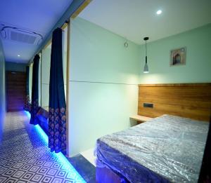 een slaapkamer met een bed in een kamer bij Umaa Sleeping Beds Dormitory in Pārvatīpuram