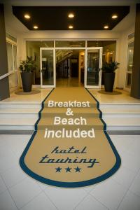 eine Fußmatte vor einem Gebäude in der Unterkunft Hotel Touring in Lido di Jesolo