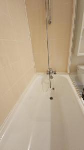 e bagno con vasca bianca e doccia. di Val Thorens - Ski InOut - 4 Beds Flat C-E20 a Béranger