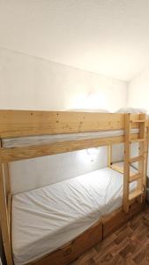 Letto a castello in camera con lenzuola bianche di Val Thorens - Ski InOut - 4 Beds Flat C-E20 a Béranger