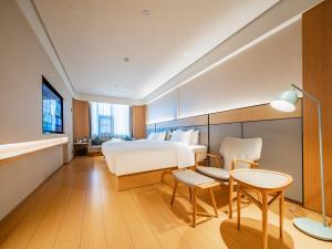 TV a/nebo společenská místnost v ubytování JI Hotel Chengdu East Railway Station Greenland 468