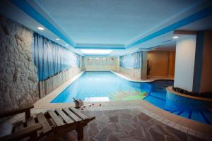 Bazén v ubytovaní Albergo Dimaro Wellness Hotel alebo v jeho blízkosti