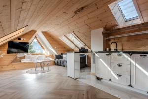 a kitchen and living room in a log cabin at Czorna Chata u Chocyków in Czarna Góra