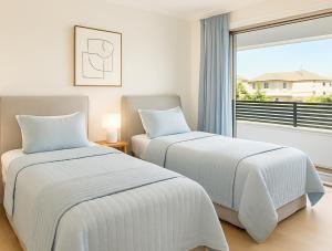 due letti in una stanza con finestra di Rochedale Outlook a Rochedale