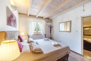 Un pat sau paturi într-o cameră la Beachfront House Mir with private pool and jacuzzi right at the beach in beautiful bay in Mirca - Brac