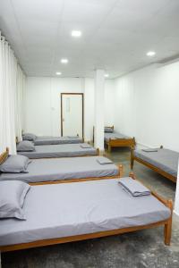 a row of beds in a room at Colombo Mount Hostel in Mount Lavinia +13 photos