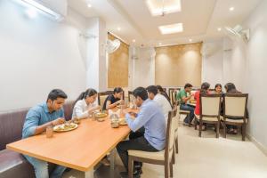 Huéspedes de FabHotel Holiday Grand