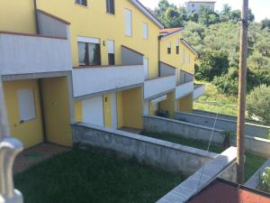 uma vista exterior de uma casa com amarelo em Le Villette em Pescara