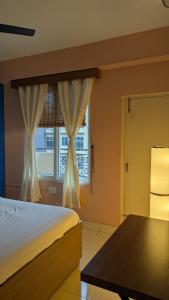 古瓦哈提Seneh Homes Hotel Standard Stay Homely Comfort 2BHK Dispur的一间卧室，里面有一张床和一扇窗户。