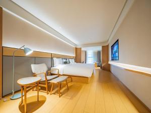 TV a/nebo společenská místnost v ubytování JI Hotel Chengdu East Railway Station Greenland 468