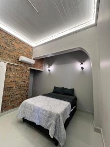 En eller flere senge i et værelse på Kings Park Lodge