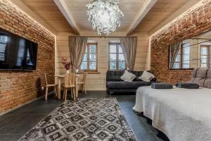 a living room with two beds and a dining room at Czorna Chata u Chocyków in Czarna Góra