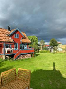 Κήπος έξω από το Romantic Country Cabin With Fjord Views On Åmøy