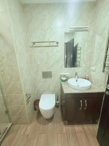 Un baño de Republiq Square LUXURY with balcony