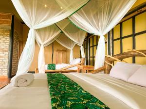 Ένα ή περισσότερα κρεβάτια σε δωμάτιο στο Egret safari lodge