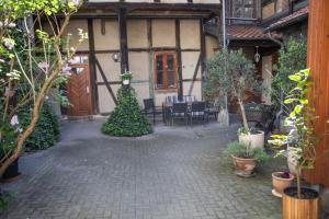 a patio with a table and chairs in front of a building at Markt Eins Salonwohnung in Schöppenstedt +6 photos
