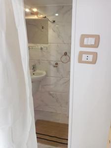 Koupelna v ubytování Shellaly Ca Nubian Guest House + 75 fotografií