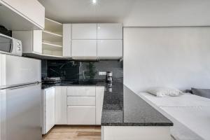 Køkken eller tekøkken på Modern Apartment in the Beach Area