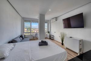 En eller flere senge i et værelse på Modern Apartment in the Beach Area