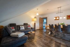 een woonkamer met een bank en een tafel bij Ferienwohnung Wiedergrün in Durbach
