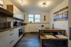 een keuken met een tafel en een aanrecht. bij Ferienwohnung Wiedergrün in Durbach +30 foto's
