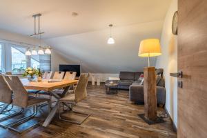 een eetkamer en woonkamer met een tafel en stoelen bij Ferienwohnung Wiedergrün in Durbach