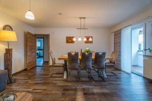 een eetkamer met een tafel en stoelen bij Ferienwohnung Wiedergrün in Durbach