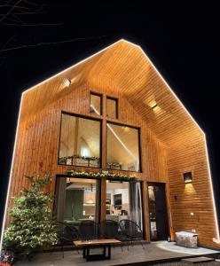 Budova, kde se chata nachází