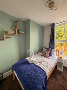 Postel nebo postele na pokoji v ubytování Victorian 5-Bed Home, Loft, Walk to City & Cricket