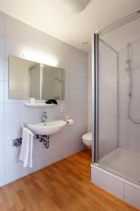 een badkamer met een wastafel en een douche bij Apartments EFDE GmbH in Heilbronn +197 foto's